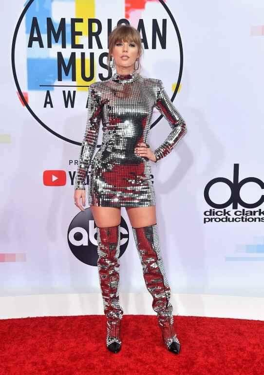 AMA 2018: veja os looks de Taylor Swift, Jennifer Lopez, e outras famosas no red carpet.