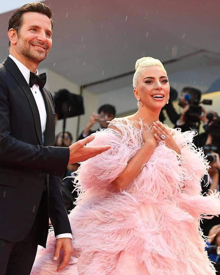Anel de noivado de Lady Gaga é uma versão pink do de Kate Middleton
