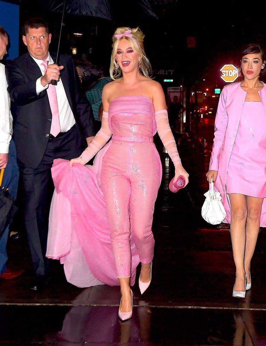 Katy Perry escolheu um look com estilo "Barbie" para evento beneficente.