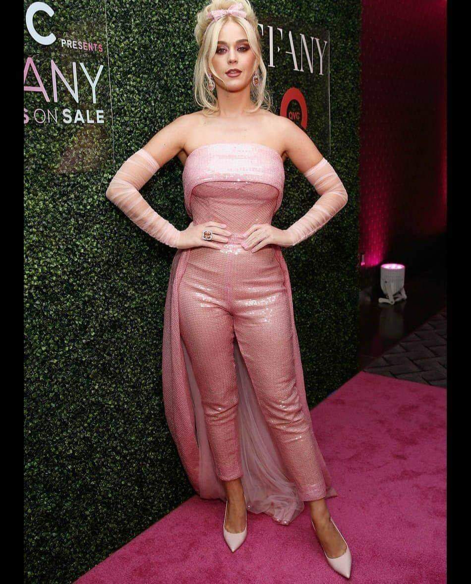 Katy Perry escolheu um look com estilo "Barbie" para evento beneficente.