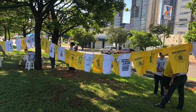 Campo-grandenses lucram com venda de camisetas em ato pró-Bolsonaro