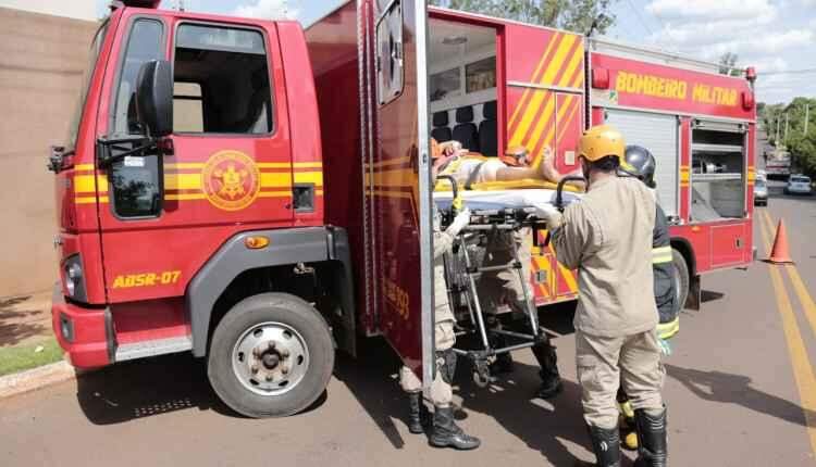 Idoso passa mal ao volante, perde controle e bate Saveiro em guarita de condomínio