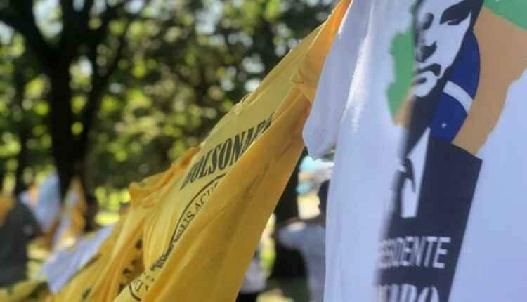 Campo-grandenses lucram com venda de camisetas em ato pró-Bolsonaro