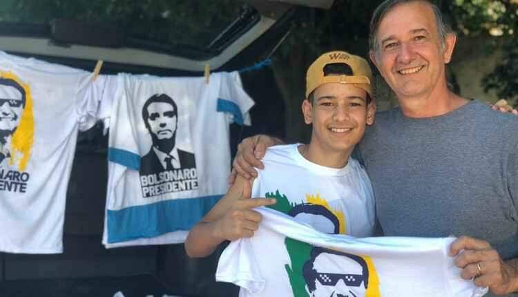 Campo-grandenses lucram com venda de camisetas em ato pró-Bolsonaro