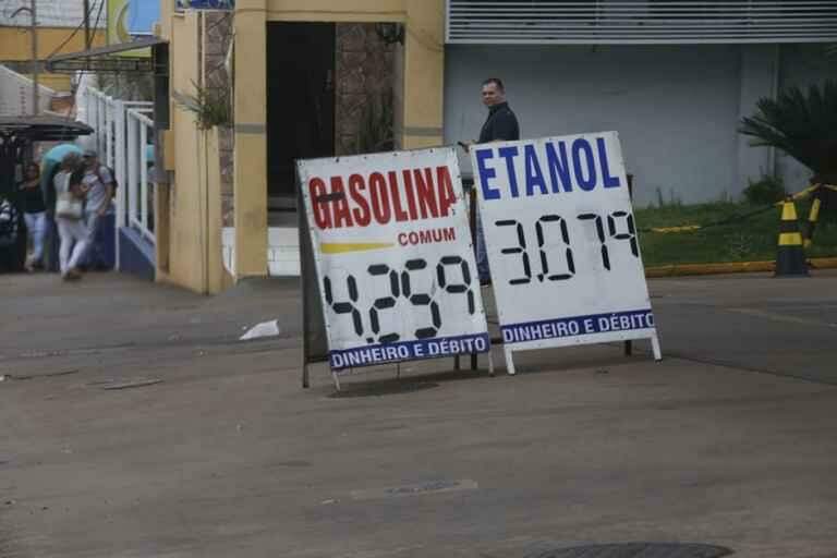 Gasolina está tão cara que motorista faz fila para abastecer a R$ 4,16 em Campo Grande