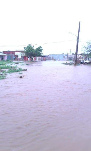 Avenidas do bairro Nova Campo Grande estão alagadas e situação preocupa moradores