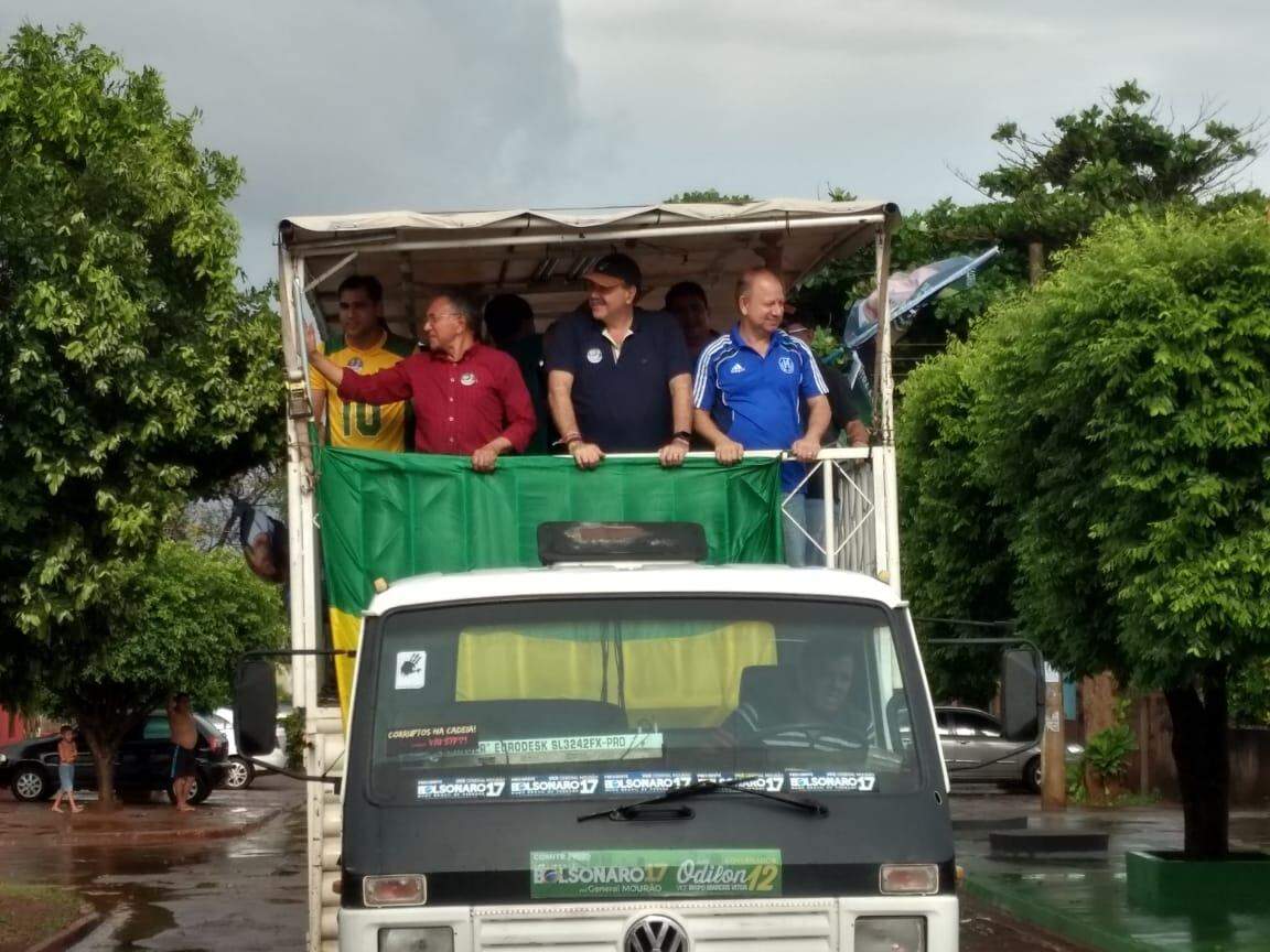 Na véspera da eleição, Juiz Odilon reúne apoiadores em carreata na Vila Popular