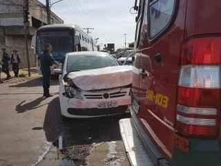 Viatura dos Bombeiros é atingida por carro quando ia atender acidente no Nova Lima
