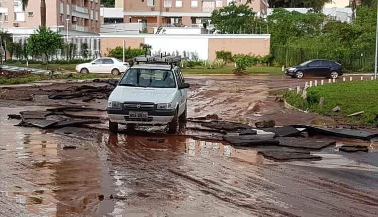 Asfalto da Euler de Azevedo fica destruído após tempestade