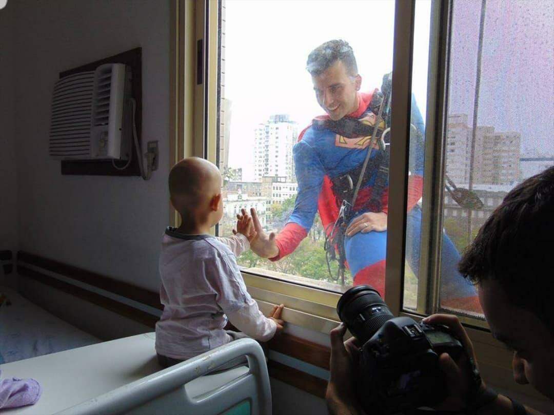 No Dia das Crianças pacientes infantis foram visitados pelos super-heróis.