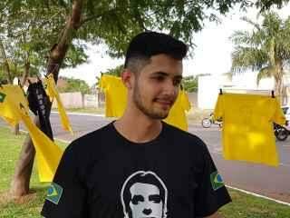 Empresário vende até 80 camisetas pró-Bolsonaro por dia em avenida de Campo Grande