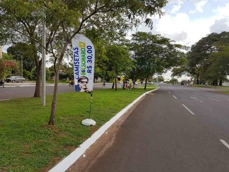 Empresário vende até 80 camisetas pró-Bolsonaro por dia em avenida de Campo Grande