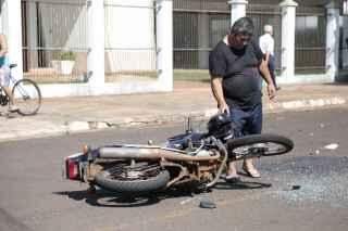 Motociclista fica em estado grave após ser arremessado de moto roubada