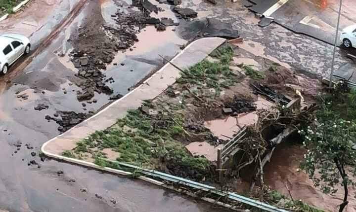 Asfalto da Euler de Azevedo fica destruído após tempestade