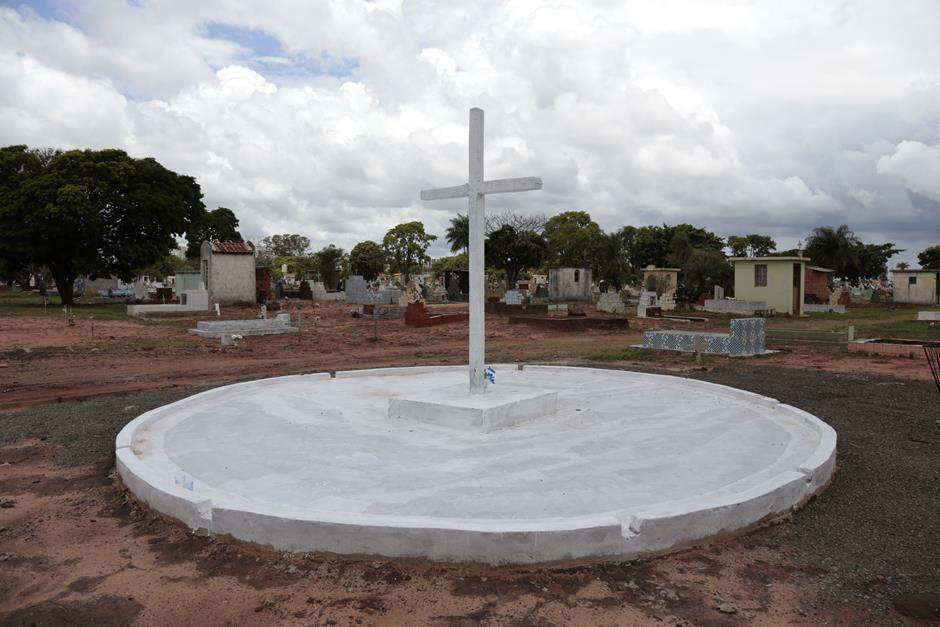 Nos cemitérios, Cruzeiros servem de orientação aos visitantes, mas também aos mortos