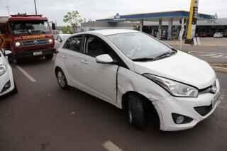 Idosa de 70 anos perde controle de carro, bate em dois veículos e tomba na Mato Grosso