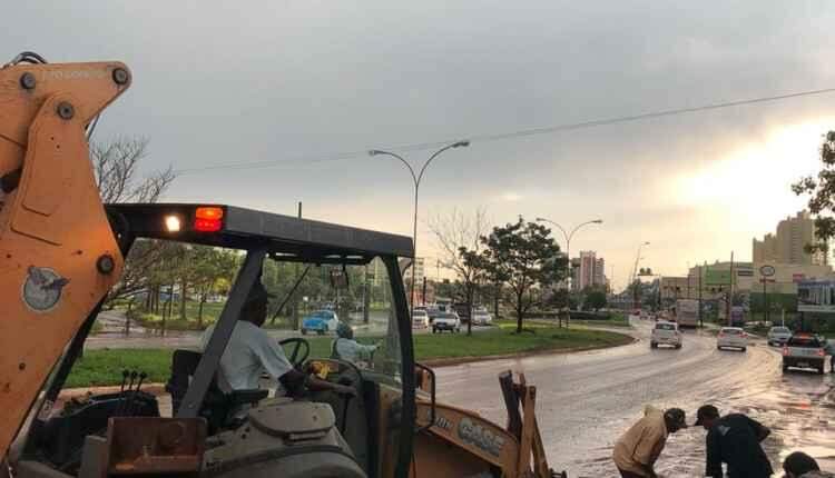 Começa limpeza da Via Parque após temporal e alagamentos em Campo Grande