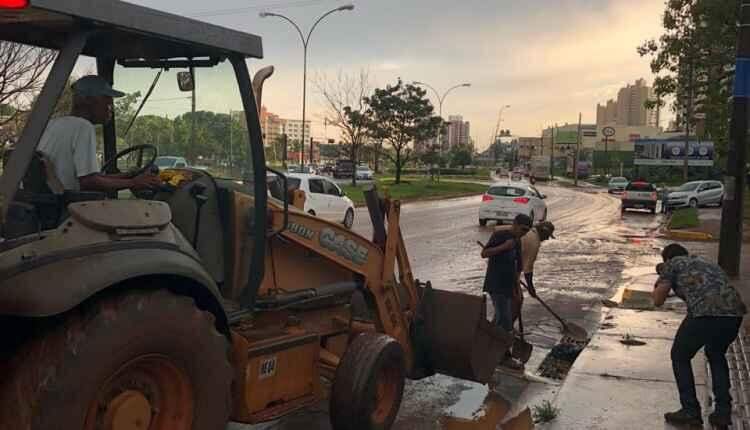 Começa limpeza da Via Parque após temporal e alagamentos em Campo Grande