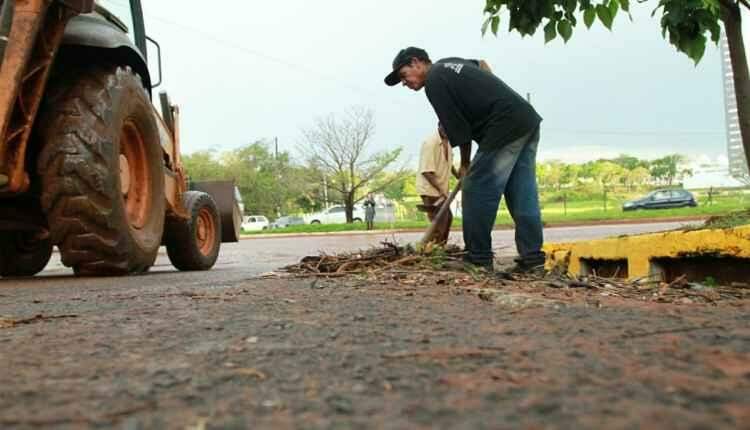 Começa limpeza da Via Parque após temporal e alagamentos em Campo Grande