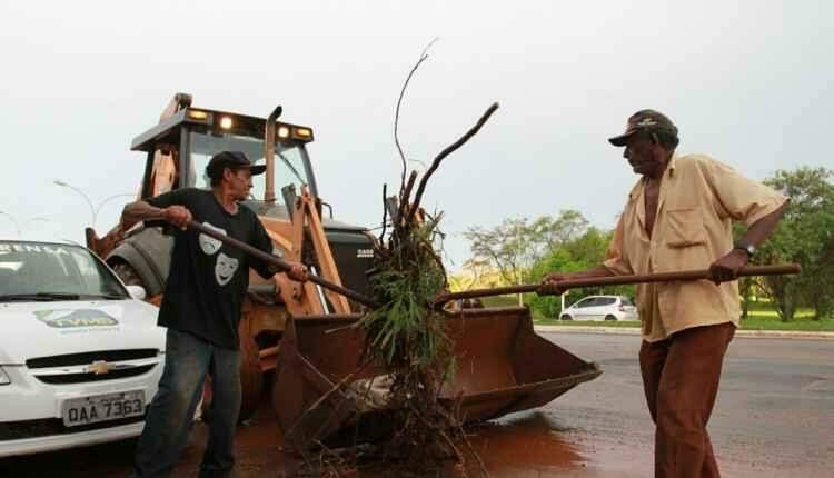 Começa limpeza da Via Parque após temporal e alagamentos em Campo Grande