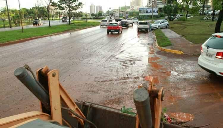 Começa limpeza da Via Parque após temporal e alagamentos em Campo Grande