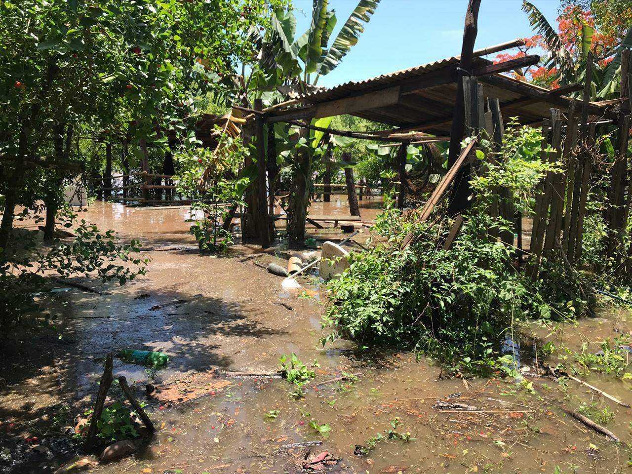 Defesa Civil remove famílias atingidas pela cheia do Rio Apa