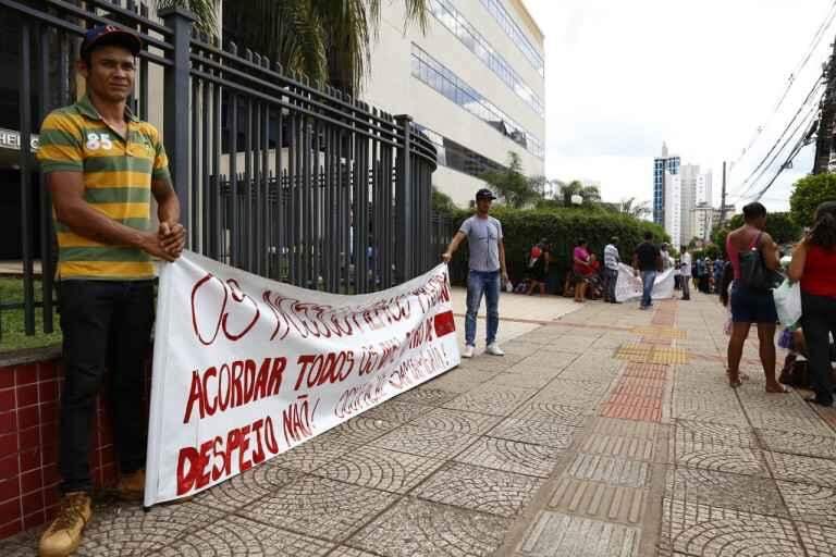 Moradores de invasão protestam por moradia em frente ao Fórum