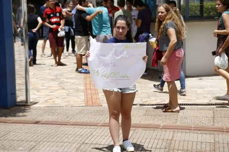 Água abençoada ‘bomba’ na entrada do Enem e ambulantes reclamam de movimento fraco