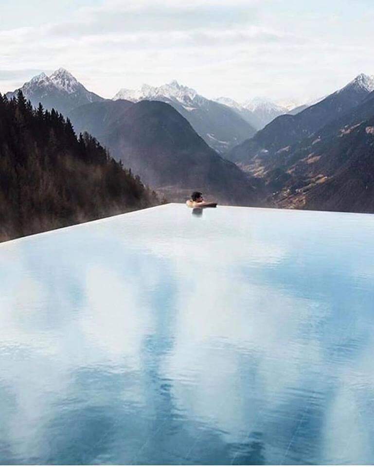 A piscina com borda infinita tem capacidade de transmitir a sensação de amplitude ao visualizar o horizonte.