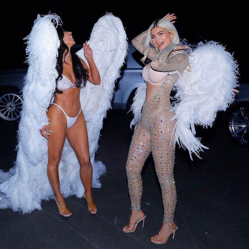 Irmãs Kardashian-Jenner se vestem de Angels da Victoria's Secret.