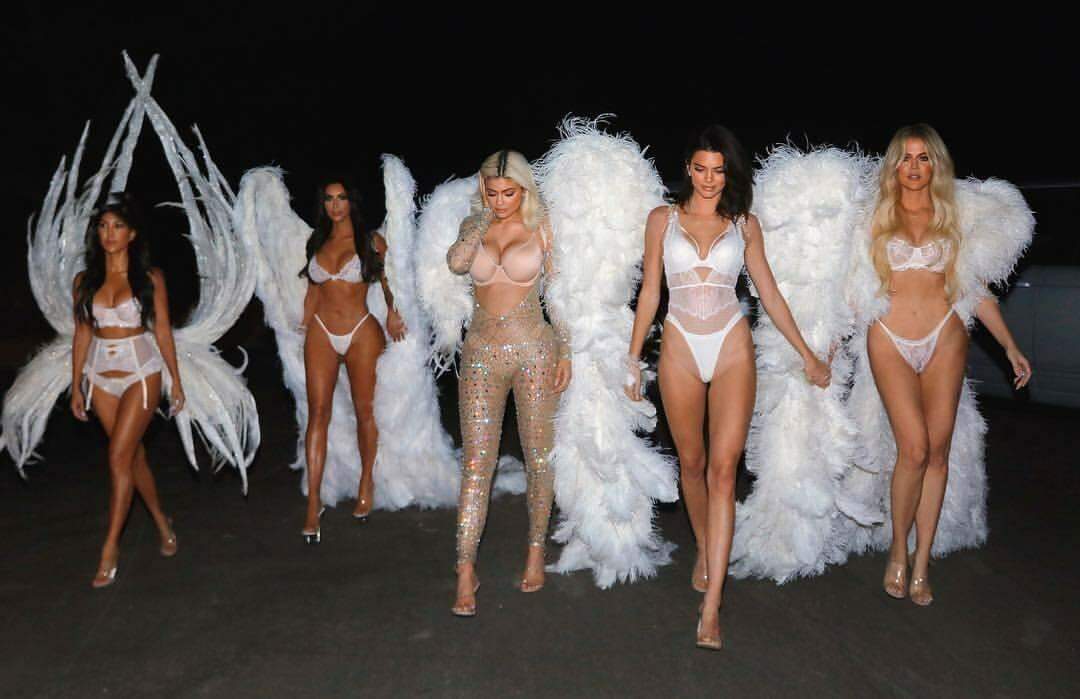 Irmãs Kardashian-Jenner se vestem de Angels da Victoria's Secret.