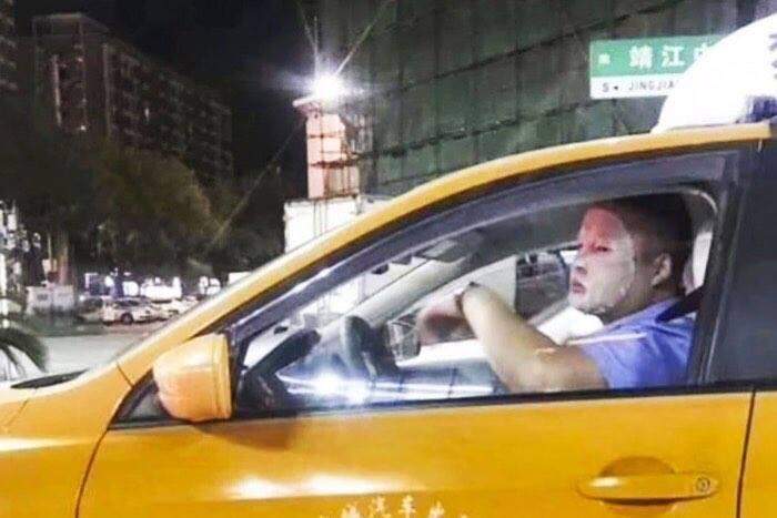Taxista chinês suspenso por usar uma máscara facial