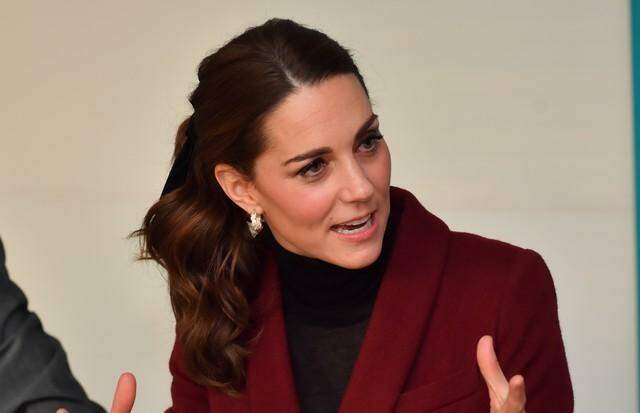 Kate Middleton confirma tendência de acessórios para cabelos.
