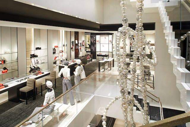 Chanel reabre sua maior loja em Nova York com escultura gigante de colar de pérolas.