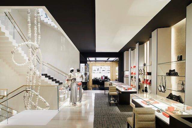 Chanel reabre sua maior loja em Nova York com escultura gigante de colar de pérolas.