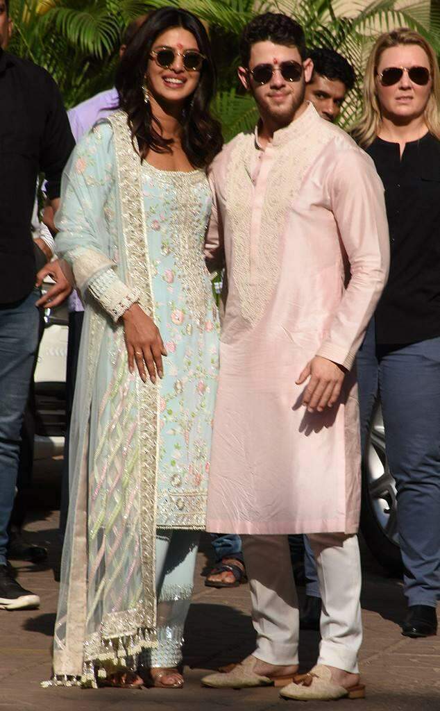Priyanka Chopra e Nick Jonas em cerimônia de Puja.