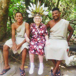 Russa de 91 anos viaja sozinha pelo mundo e faz sucesso no Instagram.