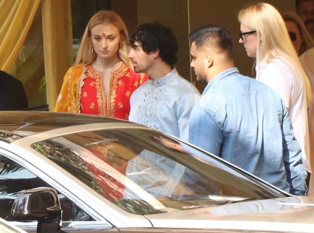 Priyanka Chopra e Nick Jonas em cerimônia de Puja.