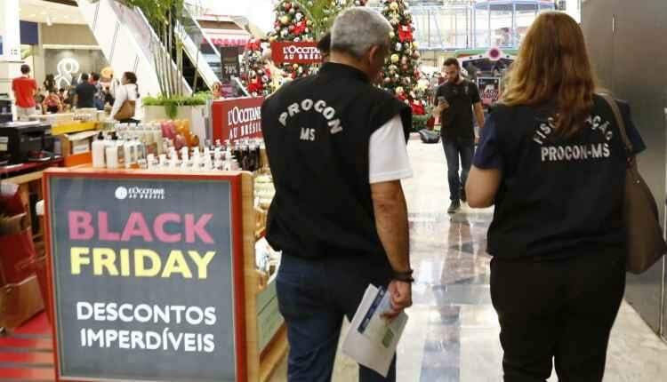 Black Friday: Procon faz ‘batida' em shopping para fiscalizar lojas