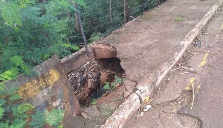 Chuva deixa calçada oca e moradores temem que buraco possa ‘engolir’ a rua