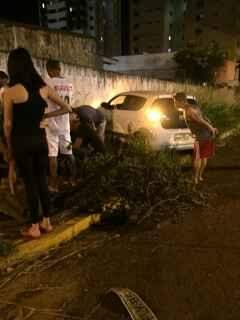 Cruzamento perigoso: após acidente, carros atingem árvore e muro