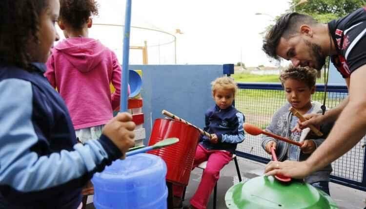 Em 'Parquinho Sonoro', o lixo vira música para encantar a criançada