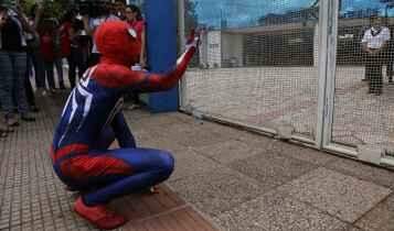 Sem atrasados, youtuber aproveita para fazer atuação vestido de Homem-Aranha