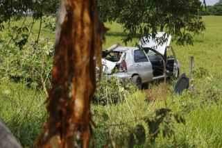 Casal que voltava de 'rave' fica ferido após sair da pista, bater carro em árvore e capotar