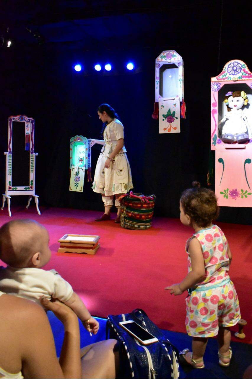 Co'Ser: bebês ficam compenetrados e adultos maravilhados com uma peça de teatro