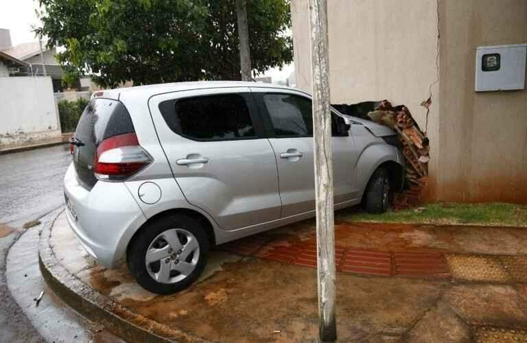 VÍDEO: Embriagada, jovem de 19 anos é presa em flagrante após destruir muro com o carro