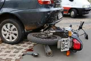 Motorista não respeita sinalização e provoca acidente com carro e motocicleta