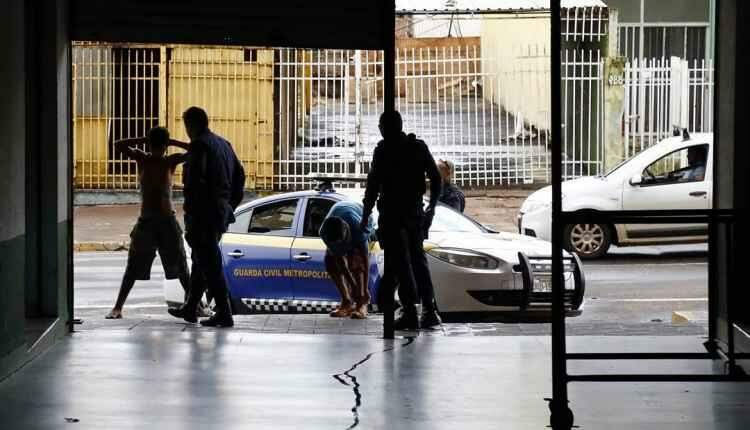 Na antiga rodoviária, a esperança de dias melhores é o que sustenta os comerciantes