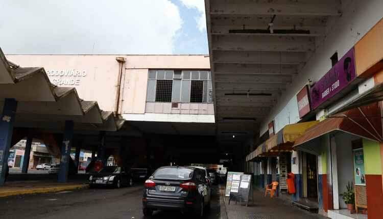 Na antiga rodoviária, a esperança de dias melhores é o que sustenta os comerciantes