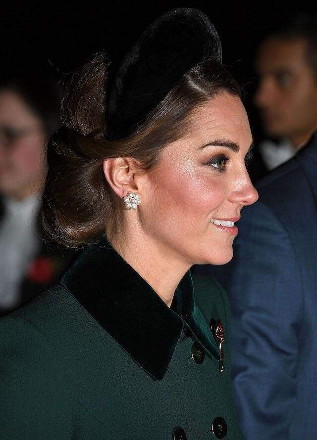 Kate Middleton confirma tendência de acessórios para cabelos.